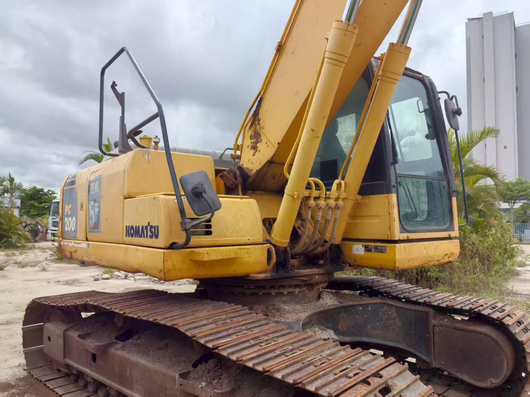 Komatsu PC200-8M0
