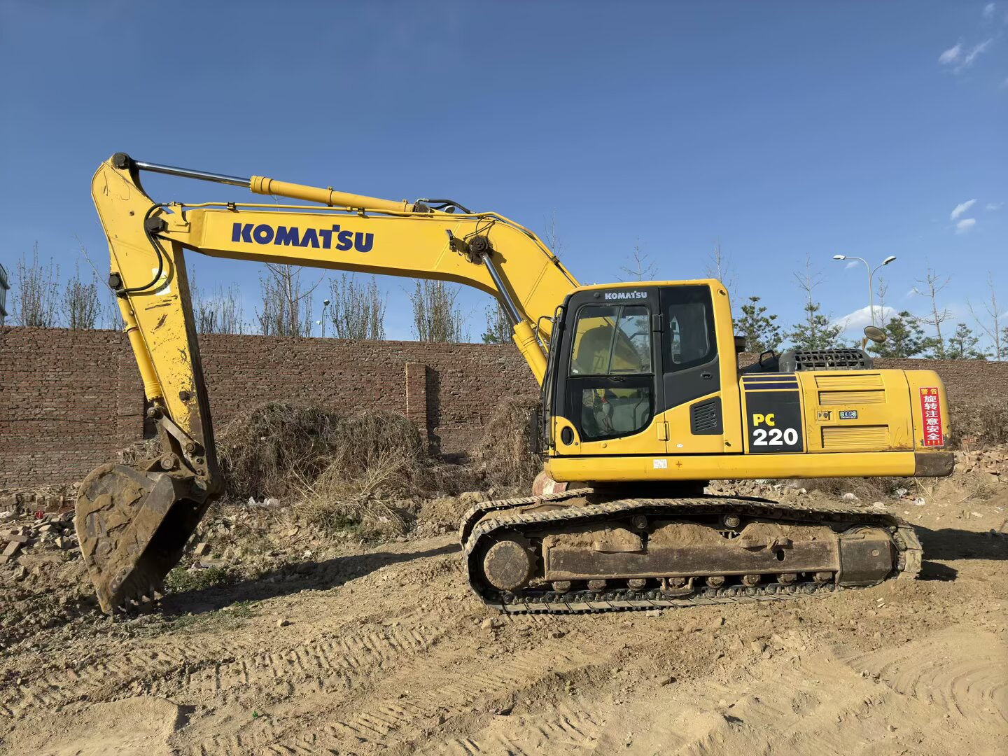 Komatsu PC220-8M0