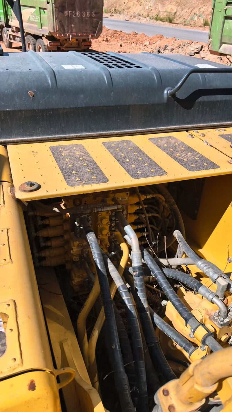Used Komatsu PC220-8M0